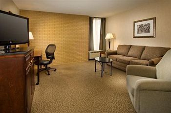 Hotel Drury & East Louisville