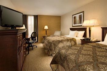 Hotel Drury & East Louisville