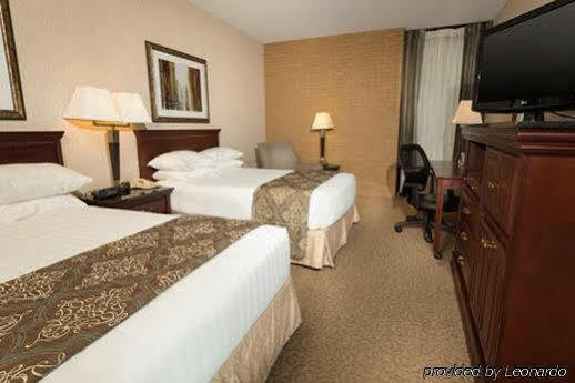 Drury & East Hotel 3*